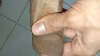 polla sin cortar, grande y venoza, masturbacion, primer plano