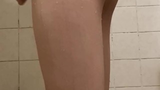 Flaco se masturba en una ducha pública hasta correrse