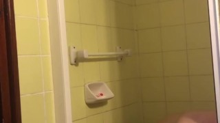 Me follo a mi amiga en la ducha y termina con final feliz