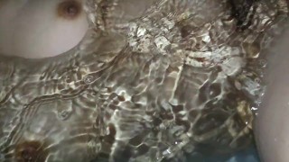 Me masturbo con el hidro masaje del yacuzzi