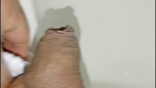 pissing desesperado en baño publico,masturbacion, casi me pillan primer plano