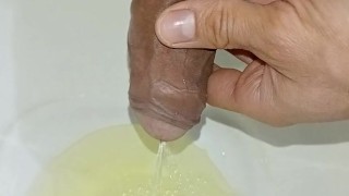 CORRIDA INTENSA y PISSING desesperado en baño publico, casi me pillan