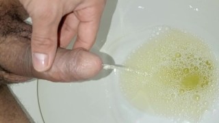 hombre joven desesperado pissing, erección matutina, primer plano