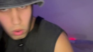 Porteño Argentino se cambia para ir a un festival de Myke Towers, masturbandose y jugando