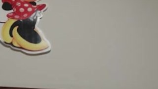 Me metí a mi cuarto y empecé a masturbarme mientras miro la camara