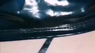 Moglie troia scopata nel culo da uno sconosciuto e squirta mentre fa un pompino al marito
