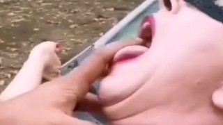 Moglie troia scopata nel culo da uno sconosciuto e squirta mentre fa un pompino al marito