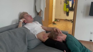 привель домой друга с большим членом и соблазнил на его на минет,кончил в рот