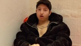 Twink esposado y sólo en su habitación masturbándose