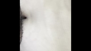 Espiando a mi Roomie universitaria y termino cogiendomela y dejándoselos adentro