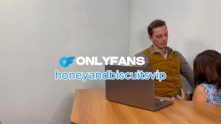 Faccio un pompino al colloquio di lavoro per farmi assumere dal mio nuovo capo-Dialoghi italiano