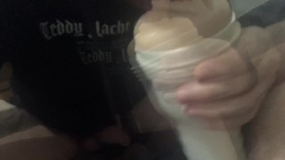 Je lèche sa chatte pour mieux la baiser fleshlight