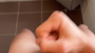 Jeune Blond Twink TomBarber se masturbe dans la salle de bain de sa grand mère.