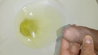 hombre desesperado pissing, erección matutina, primer plano