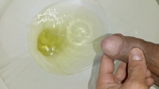 hombre desesperado pissing, erección matutina, primer plano