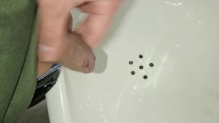 pissing desesperado en baño publico, casi me pillan primer plano, gay sumiso