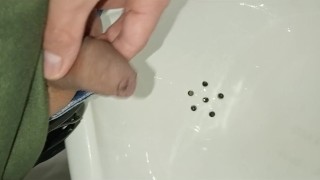 pissing desesperado en baño publico, casi me pillan primer plano, gay sumiso
