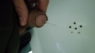 pissing desesperado en baño publico, casi me pillan primer plano, gay sumiso