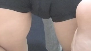 スパッツにパーカー姿の男の娘が電マで遊んでいたらおしっこを大量にお漏らししちゃった・・・