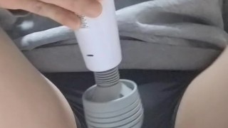 スパッツにパーカー姿の男の娘が電マで遊んでいたらおしっこを大量にお漏らししちゃった・・・