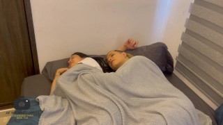 Compartiendo cama con mi timida hermanastra, hace que me la coja por el culo y me venga en su boca.