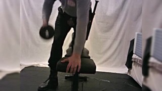 remo a una mano, de uniforme vigilante de seguridad, mostrando polla