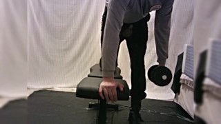 remo a una mano, de uniforme vigilante de seguridad, mostrando polla