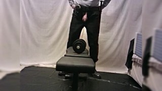 remo a una mano, de uniforme vigilante de seguridad, mostrando polla