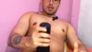 Activo se masturba con su nueva lámpara juguete sexual