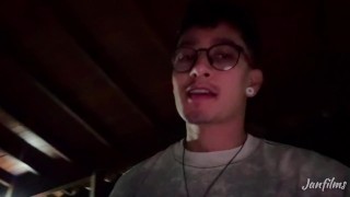 QUE RICO ver como este colombiano se masturba hasta correrse