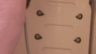 Je joue avec mes sextoys sous la douche, et j'éjacule deux fois