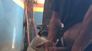 Mecânico se masturbando no trabalho