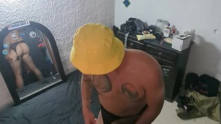 Entro al cuarto de mi hermano y me encuentro su dildo