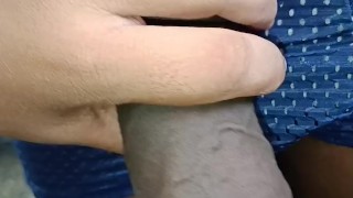 Mi vecino me pide que le acaricie su enorme y gruesa verga para exitarse y que luego se la chupe.