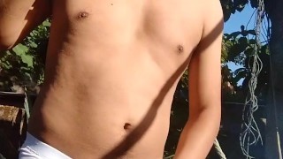 Yo, chico de 24 años me masturbo en el patio de mi casa