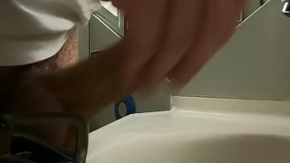 Je me vide les couilles dans les chiottes du train