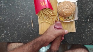 Fumando um baseado, bati uma punheta e gozei no meu Big Mac do McDonald's