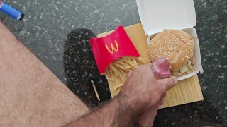 Fumando um baseado, bati uma punheta e gozei no meu Big Mac do McDonald's