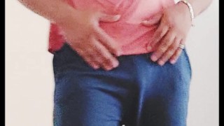 Hombre latino tocandose bien rico