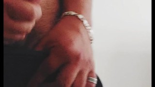 Hombre latino tocandose bien rico