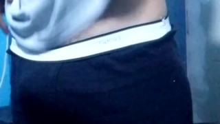 LINDO FEMBOY JUEGA CON SU PENE Y TIENE UNA CORRIDA MUY CALIENTE
