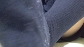 男の娘が紺色の靴下を履いて誘惑？する！