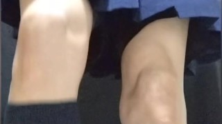 男の娘が紺色の靴下を履いて誘惑？する！