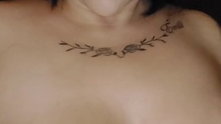 BRINCANDO COM MEUS TETÕES