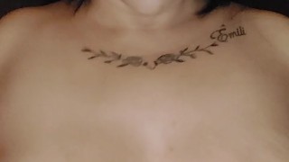 BRINCANDO COM MEUS TETÕES