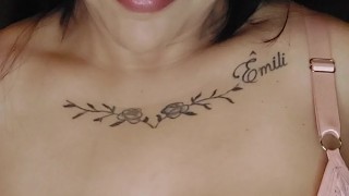 BRINCANDO COM MEUS TETÕES