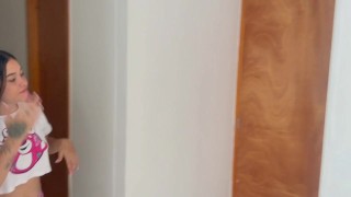 Mi pequeña hermanastra me hace el mejor masaje de mi vida con una rica follada incluida y corrida.