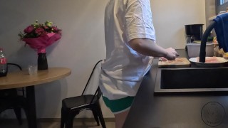 Ostre ruchanie białych skarpetek przyrodniej siostry w kuchni