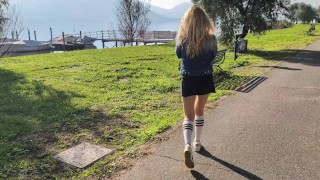 AMATEUR ITALIAN OUTDOOR SQUIRT - Professoressa beccata mentre squirta all'aperto (dialoghi italiani)