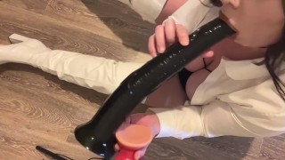 Je jouis avec une belle bite de chien Xl et ma fleur m’aspire mon clito je crie